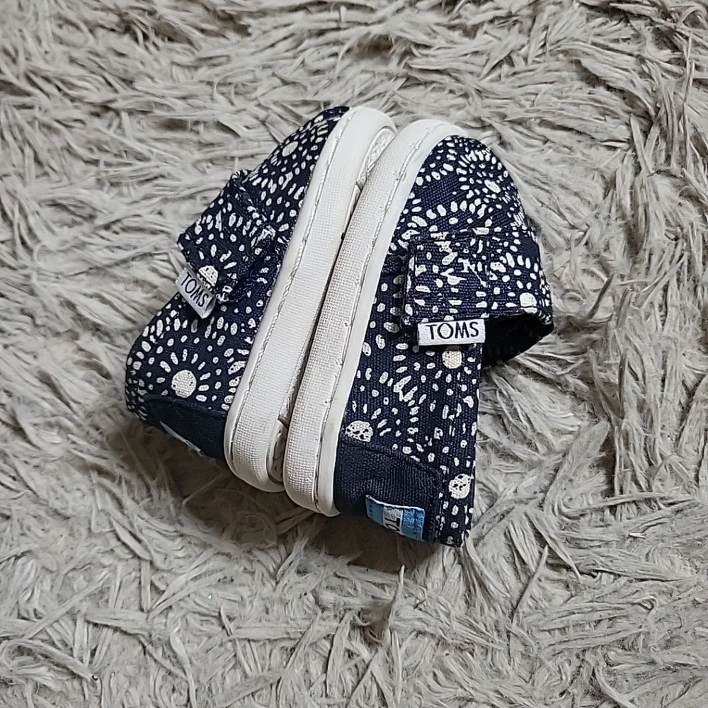 Kids Baby Toms Shoes Size 2 Or T2 Navy Blue & White Artsy Flower Print Spring ✨️
